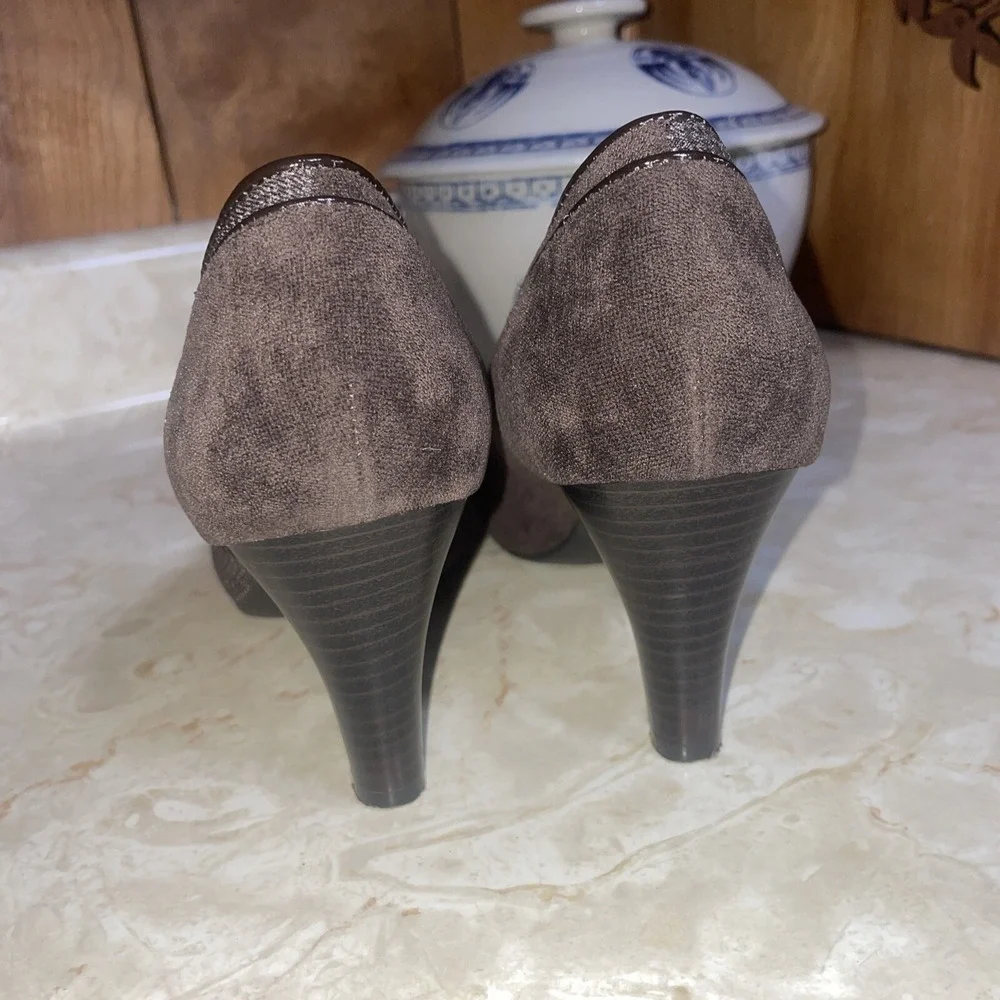 Eva & Zoe Round Toe Pumps 8‎